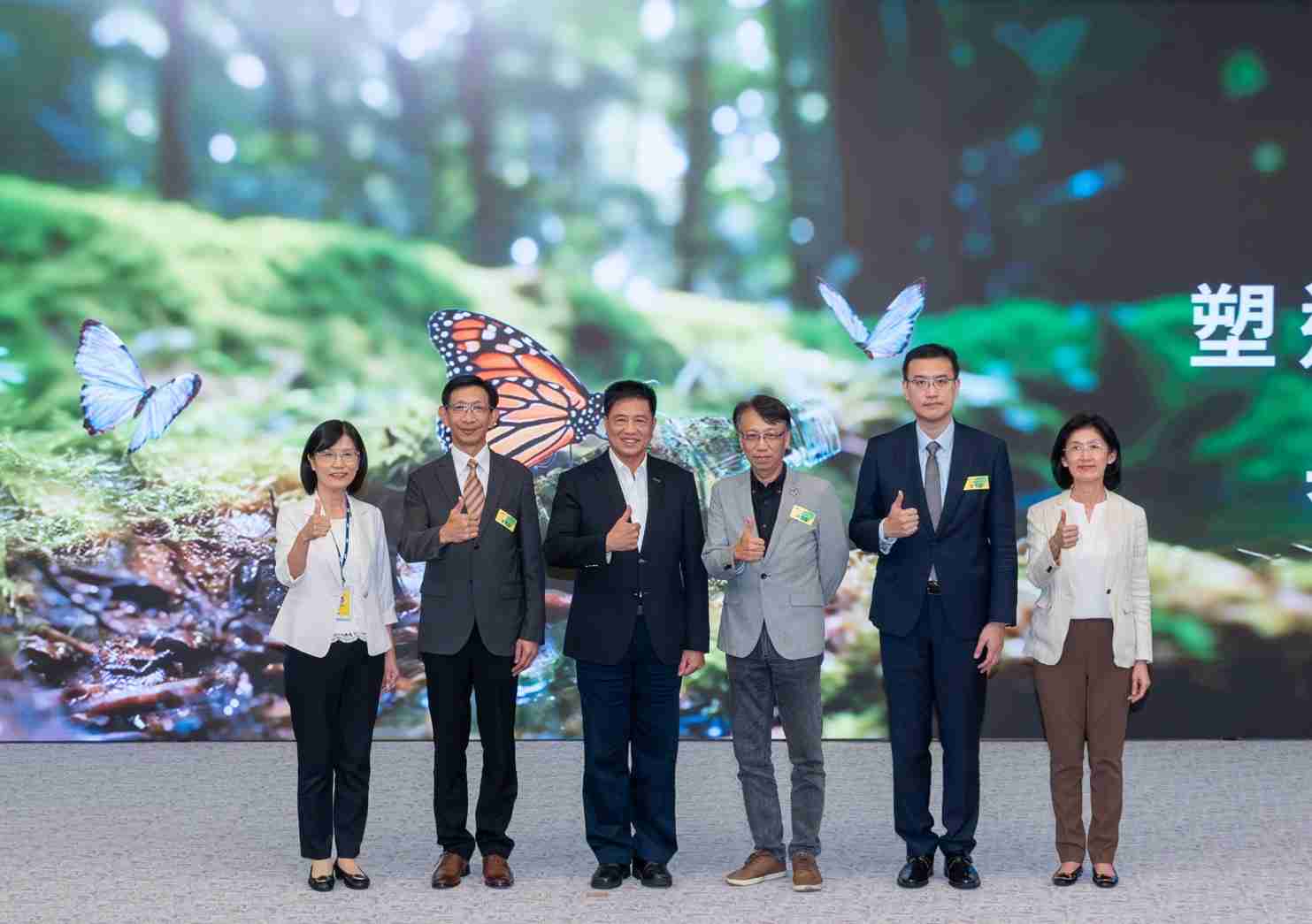 友達2023 CSR共榮大會，，，邀請領域專家分享交流生物多樣性管理趨勢、、無塑產品、、、、海廢永續塑料等議題  （圖左到右：友達光電永續長古秀華、、、、3M台灣技術長陳君杰、、、、友達光電董事長暨集團策略長彭双浪、、、、光寶科技企業永續發展處處長陳慶暉、、、安永聯合會計師事務所執業會計師曾于哲、、、友達光電供應鏈總部副總經理吳宜芳）