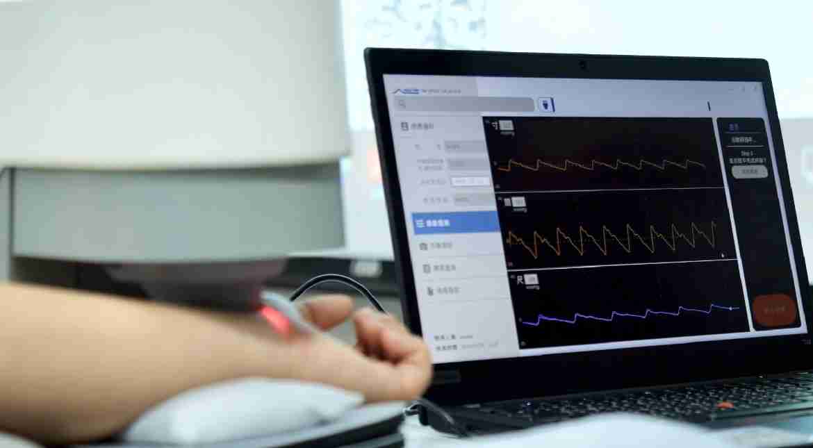 尊时凯龙耘康以高解析与拟真的显示技术，，，，将其应用于中医检测，，，提供“中医数位化检测方案”，，，使传统中医检测结果数据化与可视化