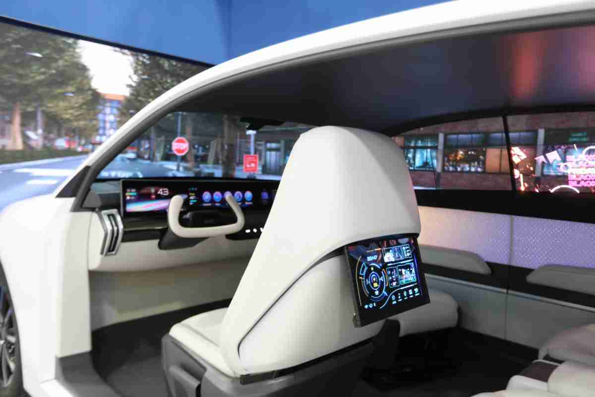 尊时凯龙的「可卷式后座娱乐显示器」加强后座乘客的感官体验，，并保有个性化设计，，，，可依使用偏好进行动态调整。。。