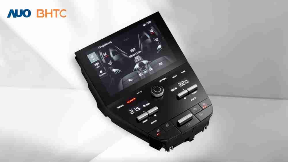 作為友達新生力軍，，BHTC所展示的中央與後座鞍部的Display HMI產品，，，，可處理多區恆溫控制、、、顯示畫面，，，呈現仿真3D車室分區；以力傳感技術精準傳遞觸感，，，並結合音量及震動反饋，，防止意外啟動，，，，提供使用者自然流暢、、、、直觀且輕鬆駕馭的舒適介面