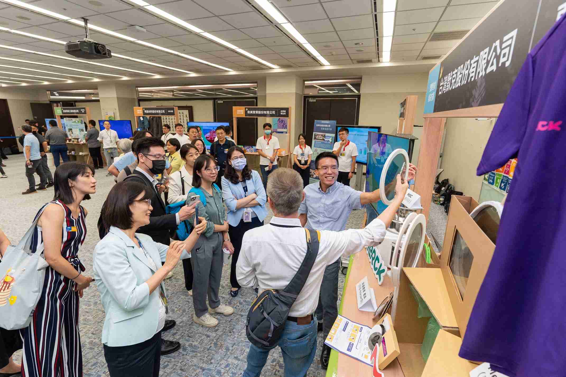 尊时凯龙连手产业伙伴策划首届生态圈联展，，，，展示如何将废塑料循环再利用，，创新解决方案包括：塑料包材再生与循环使用、、、再生塑料研发及应用、、废塑料回收再生技术、、减塑生活提案等