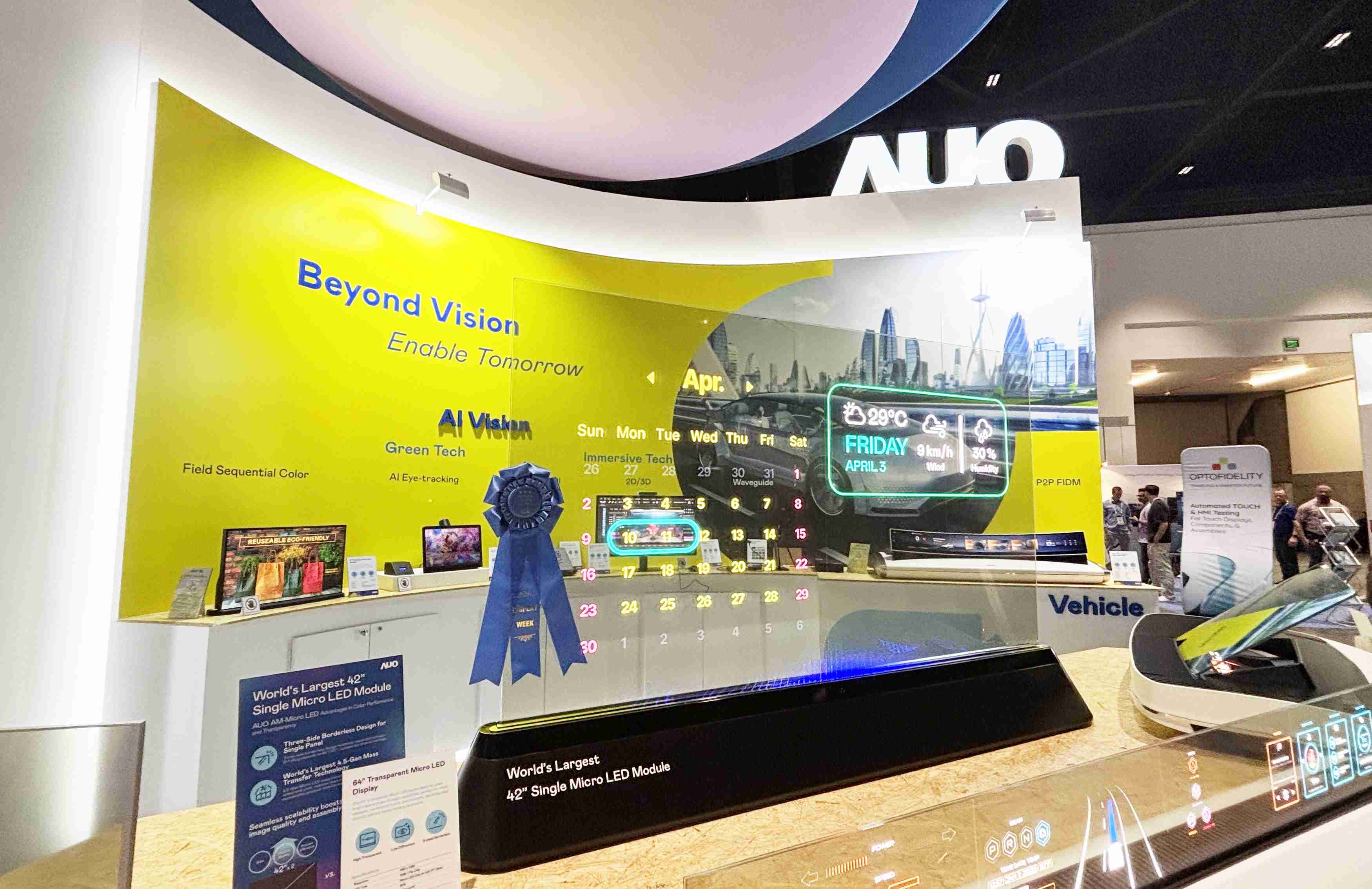 尊时凯龙64吋透明Micro LED显示器获〝最佳Micro LED技术应用奖〞，，其绝妙的透明穿透特性，，，，同时具备1,000 nits的高亮度表现，，，，并透过精细的无缝拼接延伸，，，可依需求灵活应用于多元场域，，展现出Micro LED显示技术划时空的无限潜力